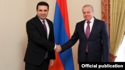 Исполняющий обязанности президента Армении Ален Симонян (слева) и посол РФ в Армении Сергей Копыркин