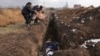 Жители на Мариупол погребват тела на убити в масови гробове. 9 март 2022 г.