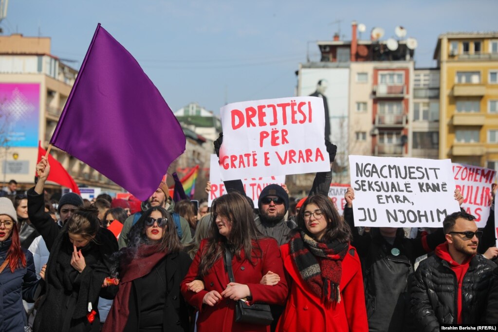 Marshi i qytetarëve nëpër rrugët e Prishtinës, ku u kërkua që institucionet të mos i neglizhojnë rastet e dhunimeve, ngacmimeve seksuale, dhunës ndaj grave dhe padrejtësive të tjera të bazuara në gjini dhe orientim seksual. 