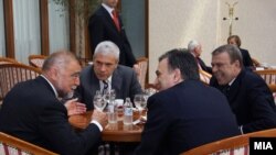 Predsednik Srbije bio je na inauguraciji Makedonskog predsednika jer tamo nije bio pozvan kosovski predsednik (Na fotografiji Tadić u neformalnom susretu sa Mesićem i Vujanovićem tokom inauguracije predsednika Makedonije