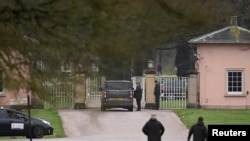 Un ofițer de poliție stă lângă un vehicul în fața Royal Lodge, fostă reședință a fostului prinț Andrew Mountbatten Windsor, fratele mai mic al regelui Charles al Marii Britanii, arestat în această dimineață sub suspiciunea de abatere în funcție publică.