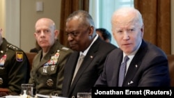 ფოტო არქივიდან. აშშ-ის პრეზიდენტი ჯო ბაიდენი(მარჯვნივ) და თავდაცვის მინისტრი ლოიდ ოსტინი