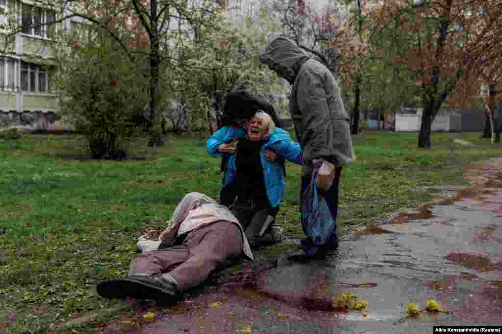 Egy nő siratja megölt édesapját Harkivban április 18-án