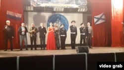 Скріншот з відео виступу, де співає Євгеній Грінберг