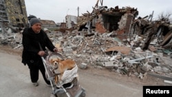 Locuitor din Mariupolul devastat de ruși și câinele său