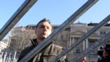 Orbán Viktor 2007-ben elbontja a Parlamentet a Kossuth téri tüntetőktől elválasztó kordont