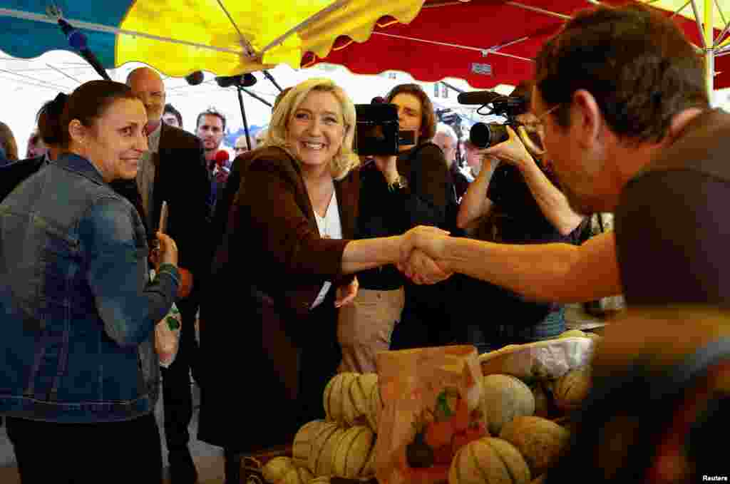Amíg a 44 éves elnök a külpolitikával volt elfoglalva, a szélsőjobboldali Marine Le Pen kitartóan járta a vidéket, ahol főleg a munkásosztály körében kampányolt