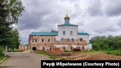 Воскресенский чиркәве янында бульдозер эттереп йөри. Рәүф Ибраһимов архивыннан