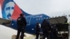 Policija Srbije pregleda avion nakon dojave o bombi, 15. april 2022.