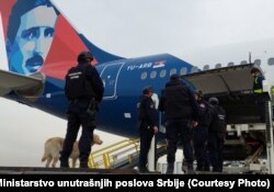 Az Air Serbia egyik március 15-i moszkvai járatát hamis bombariadó tartotta vissza. A gép farokrészén a szerb származású feltaláló, Nikola Tesla képe látható, aki a belgrádi reptér névadója is