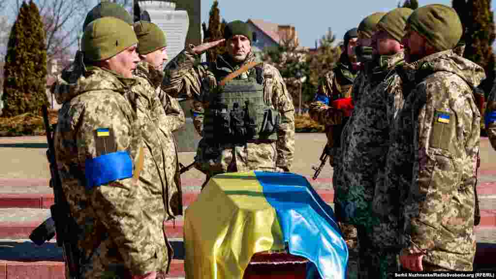 Прощання з полковником ЗСУ Валерієм Гудзем, який загинув внаслідок атаки російських військ на Луганщині. Київська область, 15 березня 2022 року