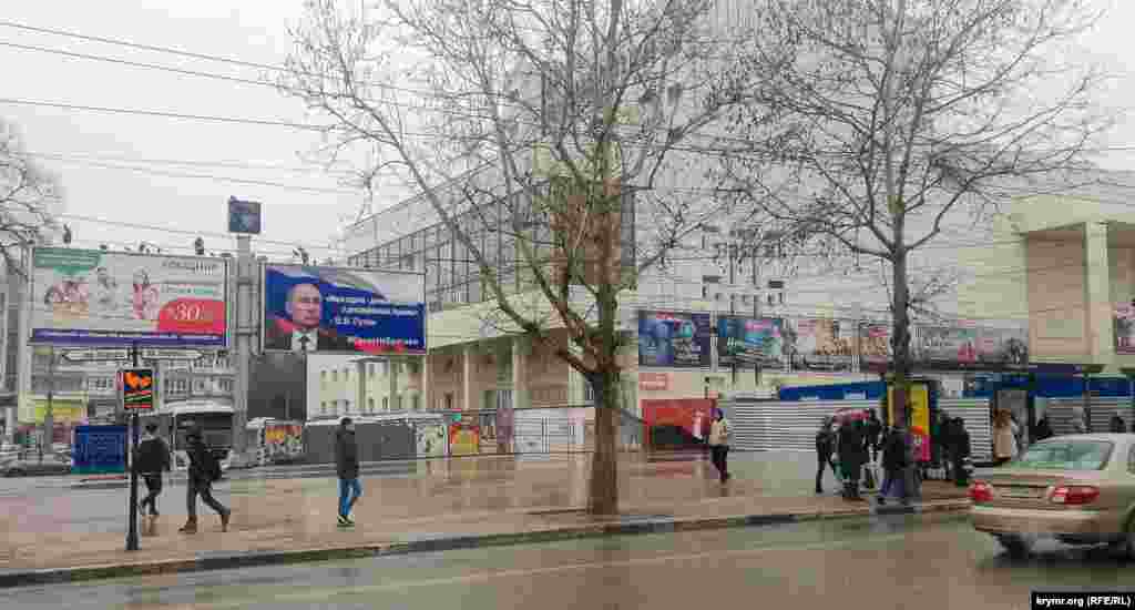Билборды с российским президентом Владимиром Путиным и его цитатами развешены на главных улицах города