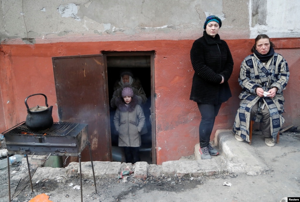 Люди ховаються від російських обстрілів у підвалі будинку, 17 березня 2022 року
