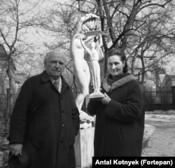 Kisfaludi Stróbl Zsigmond és Gaál Erzsébet 1965-ben, a művész Stefánia út 20. szám alatti villastúdiójában. Az ekkor már Thuránszky Tihamérné néven ismert modell kezében a Szabadság-szobor makettje