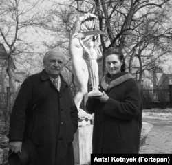 Sculptor Zsigmond Kisfaludi Strobl with Erzsebet Gaal, who holds a model of the liberty monument in 1965.