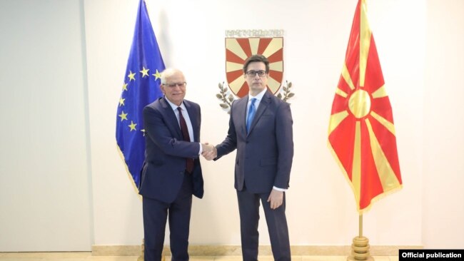 Shefi i politikës së jashtme të Bashkimit Evropian, Josep Borrell, gjatë takimit me presidentin e Maqedonisë së Veriut, Stevo Pendarovski. Shkup, 14 mars, 2022.