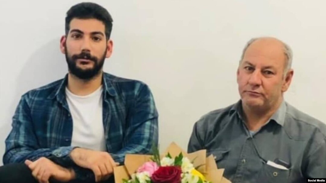 امین انصاری‌فر (راست) و آرمان انصاری‌فر، پدر و برادر فرزاد انصاری‌فر، از کشته‌شدگان آبان ۹۸ پس از آزادی موقت از زندان بهبهان