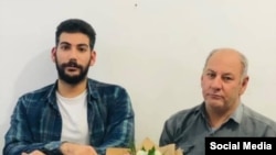 امین انصاریفر (راست) و آرمان انصاریفر، پدر و برادر فرزاد انصاریفر، از کشتهشدگان آبان ۹۸