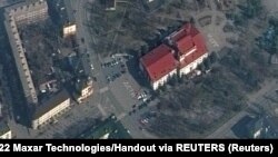 O imagine din satelit de la Maxar Technologies arată că Teatrul din Mariupol era semnalizat ca adăpost pentru copii. Pe trotuarul din fața și din spatele clădirii, era scris cu litere mari cuvântul „copii”. Imaginea este din 14 martie 2022.