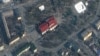 На супутниковому знімку, датованому 14 березня, видно написи «дети» біля театру в Маріуполі, на який війська РФ 16 березня скинули бомбу