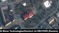 На супутниковому знімку, датованому 14 березня, видно написи «дети» біля театру в Маріуполі, на який війська РФ 16 березня скинули бомбу