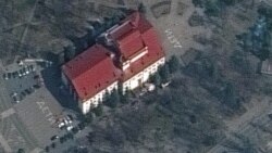 Satelitski snimak izbliza Dramskog pozorišta Mariupolj prije bombardovanja, dok je riječ "djeca" na ruskom jeziku ispisana velikim bijelim slovima na pločniku ispred i iza zgrade, Mariupolj, 14. mart 2022.