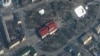 O imagine din satelit de la Maxar Technologies arată că Teatrul din Mariupol era semnalizat ca adăpost pentru copii. Pe trotuarul din fața și din spatele clădirii, era scris cu litere mari cuvântul „copii”. Imaginea este din 14 martie 2022.
