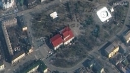 Тази сателитна снимка показва историческата сграда на театъра в Мариупол преди да бъде срината със земята от руска ракетна атака. Над 1000 души са се били подслонили тук. 