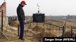 Еркин Кылышбек у могилы своего сына Султана. 6 марта 2022 года