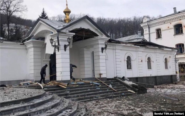 Святогорская лавра после обстрела российскими военными. Святогорск, Донецкая область, 13 марта 2022 года