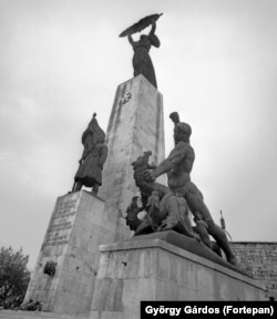 An archival photo of the liberty monument with a Soviet soldier (left) and a figure representing the fight against Nazism.