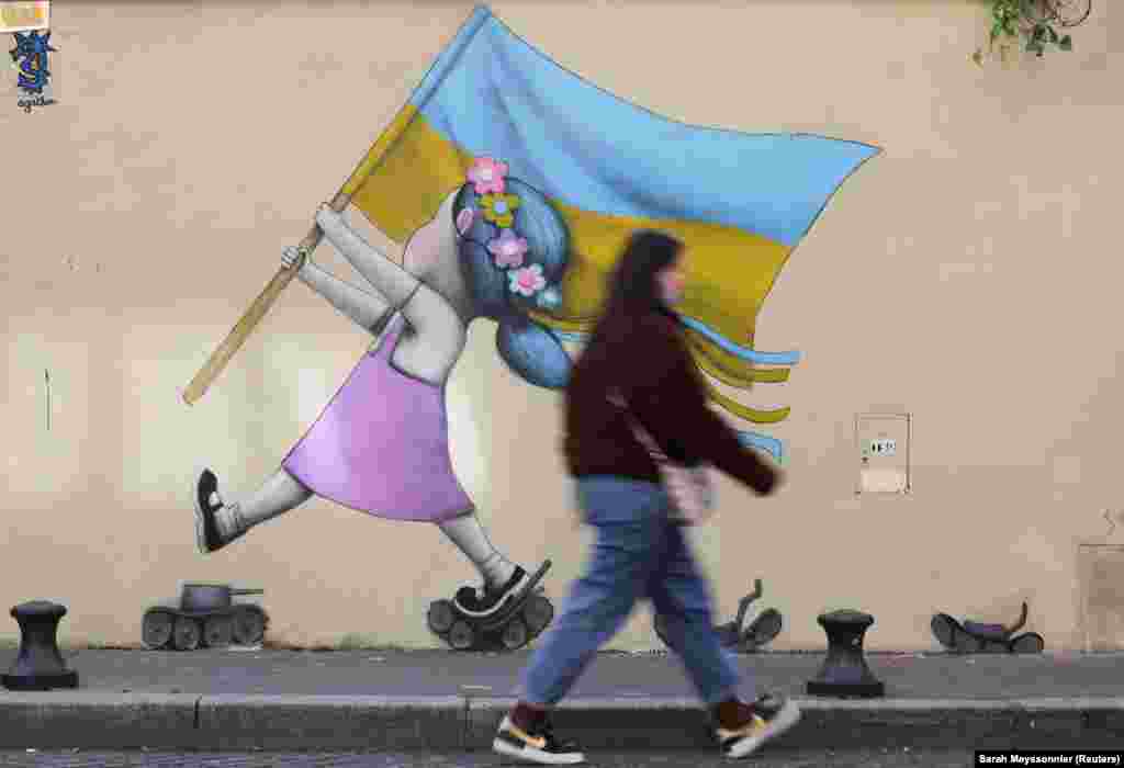 Žena hoda u pored murala podrške Ukrajini nakon ruske invazije. Mural je&nbsp;nacrtao francuski ulični umjetnik &quot;Emyart&quot; u Parizu, Francuska, 14. mart 2022.&nbsp;