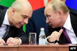 Министр финансов Антон Силуанов и президент Владимир Путин