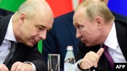 Руският финансов министър Антон Силуанов и президентът на страната Владимир Путин