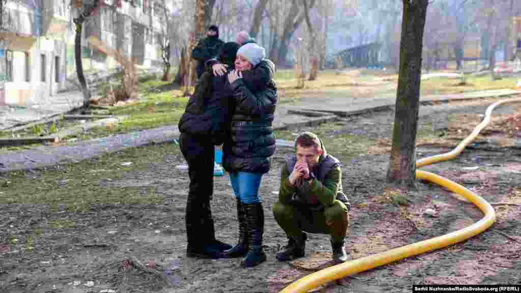 Люди шоковані обстрілом російськими військовими житлового будинку в Святошинському районі. Київ, 15 березня 2022 року