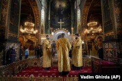 اجرای مراسم مذهبی در کلیسای جامع ارتدوکس سن ولودیمیر در کیف در ۶ مارس امسال