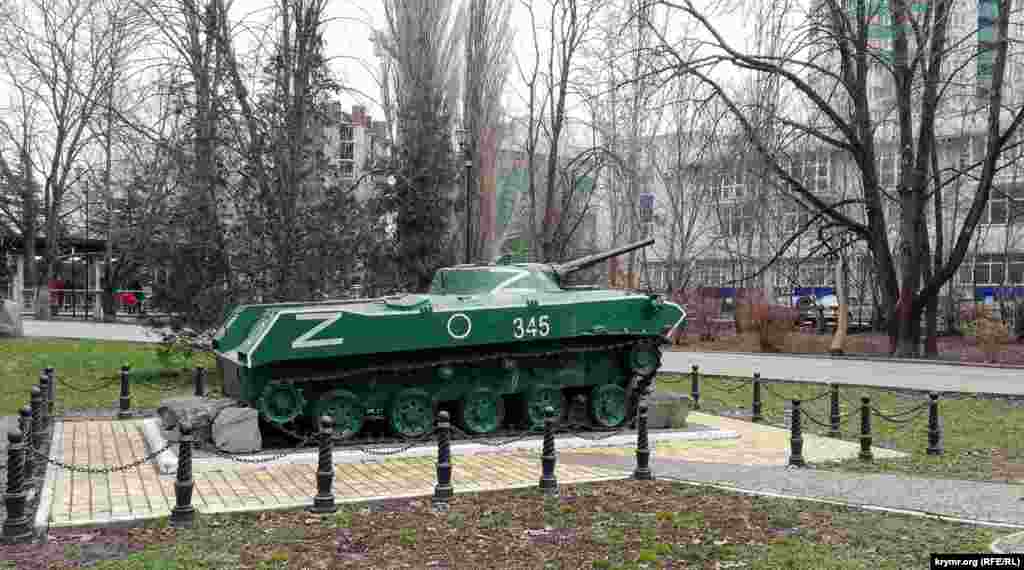 Мэмарыяльная БМД-1 у &laquo;дэсантным&raquo; кутку гарадзкога парку імя Гагарына абмалявана знакамі, якімі пазначана вайсковая тэхніка, што выкарыстоўваецца арміяй Расеі ў вайне на тэрыторыі Ўкраіны.
