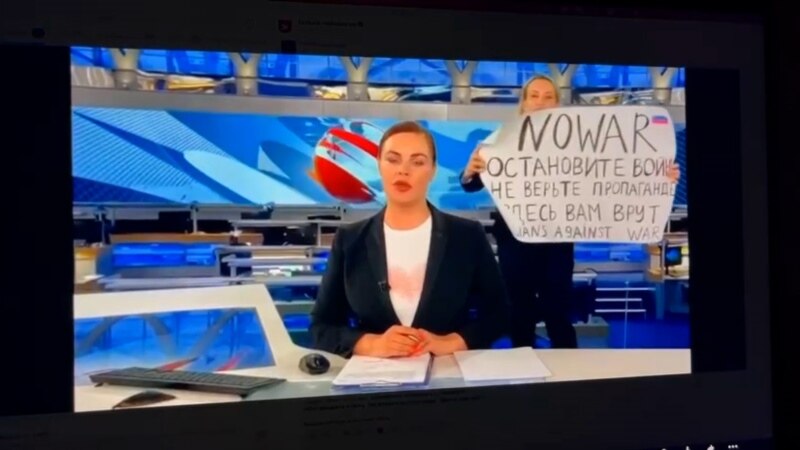 Një protestuese del papritur në studion e televizionit rus