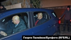 Boiko Borisov (pe bancheta din spate), reținut de poliție la Sofia, Bulgaria
