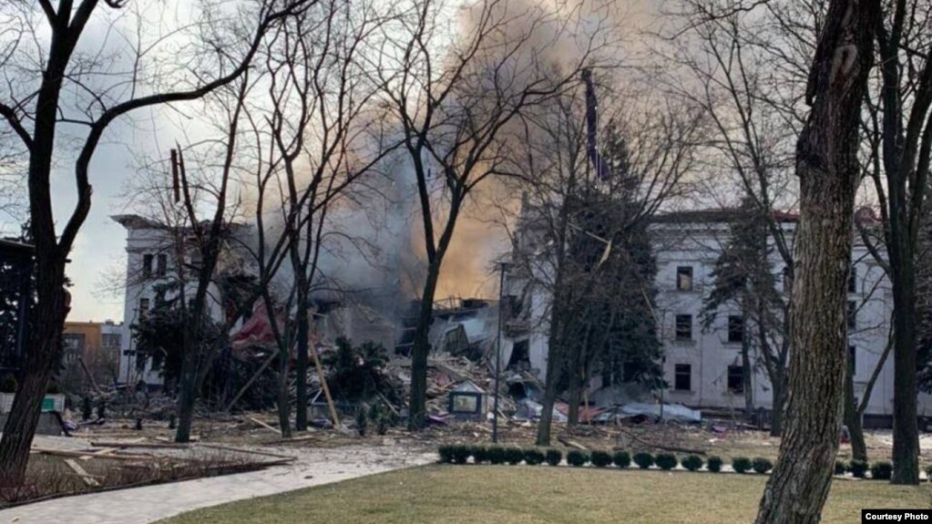 Драмтеатр в Маріуполі невдовзі після потрапляння російської бомби