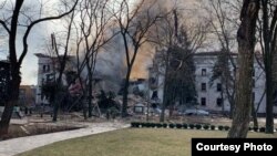 Teatrul din Mariupol, în care se adăposteau circa 1.000 de civili, potrivit autorităților locale, a fost bombardat de forțele Rusiei.
