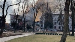 На снимката се вижда Драматичният театър в Мариупол след атаката на 16 март..