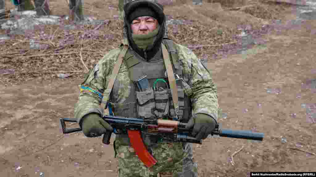 Український військовослужбовець на передовій. Київська область, 13 березня 2022 року