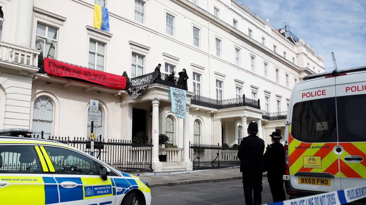 Anarchists in London have seized the house of Russian oligarch Oleg Deripaska