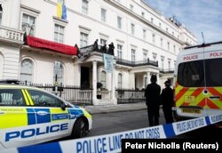 Policajci stoje sa strane dok su skvoteri okupirali vilu koja navodno pripada Olegu Deripaski, oligarhu na listi sankcija EU, skupa četvrt Londona Belgravia, 14. mart 2022.