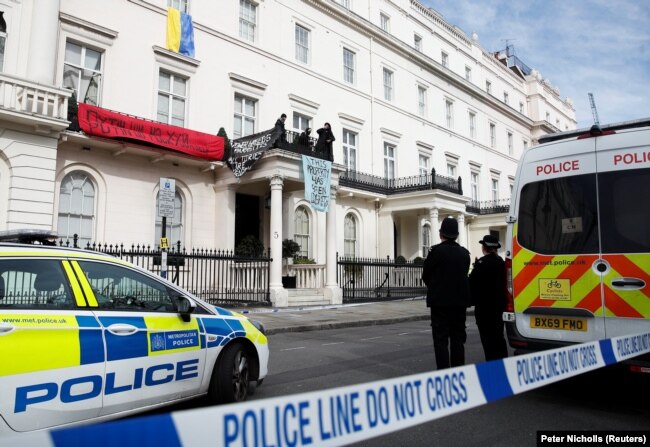 Policajci stoje sa strane dok su skvoteri okupirali vilu koja navodno pripada Olegu Deripaski, oligarhu na listi sankcija EU, skupa četvrt Londona Belgravia, 14. mart 2022.