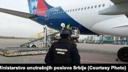 Policija na beogradskom aerodromu proverava avion "Er Srbije" je trebalo da poleti ka Moskvi, 15. mart 2022.