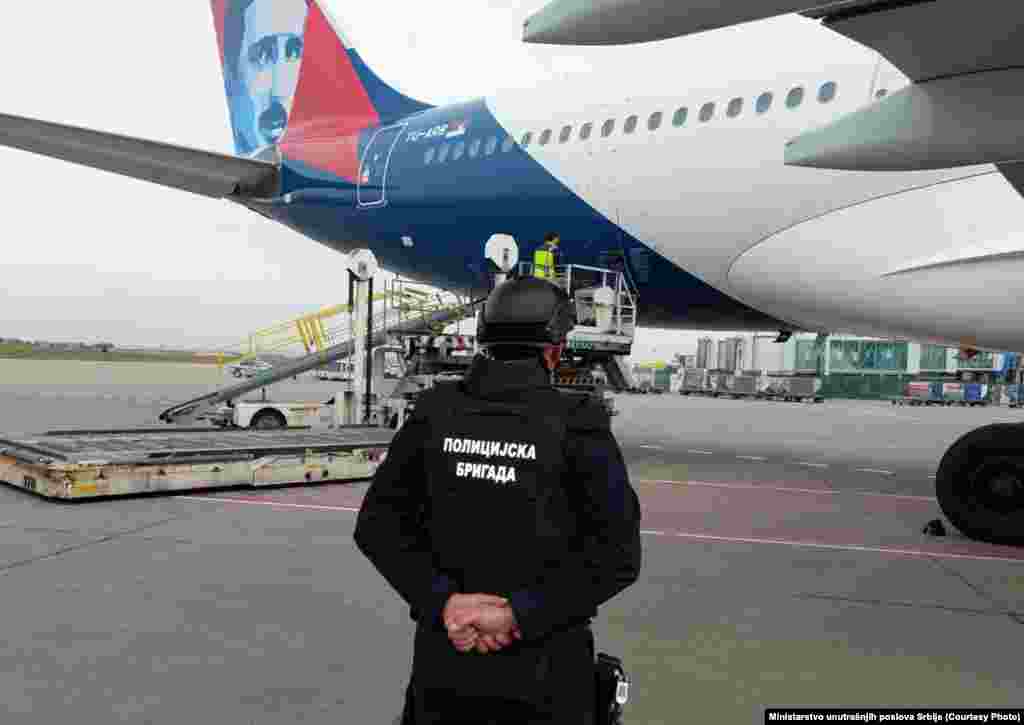 СРБИЈА -&nbsp;Авиокомпанијата Ер Србија (Ер Србија) објави дека во медиумите и на социјалните мрежи се објавени невистинити тврдења за цените на билетите на нејзините летови меѓу Белград и дестинации во Руската Федерација.