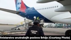Proveravanje aviona koji je trebalo da leti iz Beograda za Moskvu, 15. februar 2022. 