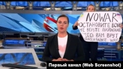 Акция Марины Овсянниковой в эфире Первого канала, 14 марта 2022 года 